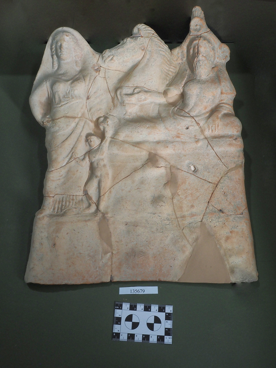 Figura maschile recumbente con donna e bambino (pinax/ votivo) - ambito magno-greco (SECOLI/ IV a.C./ III a.C)
