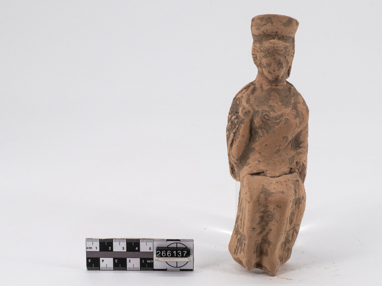 statuetta/ femminile, panneggiata, seduta - lucana (IV a.C.-III a.C)