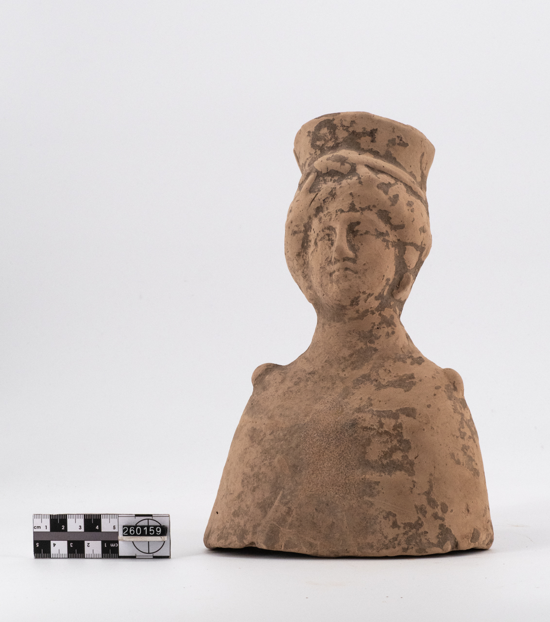 Polos e fermagli sulle spalle (statua/ busto, femminile) - lucana (IV a.C.-III a.C)