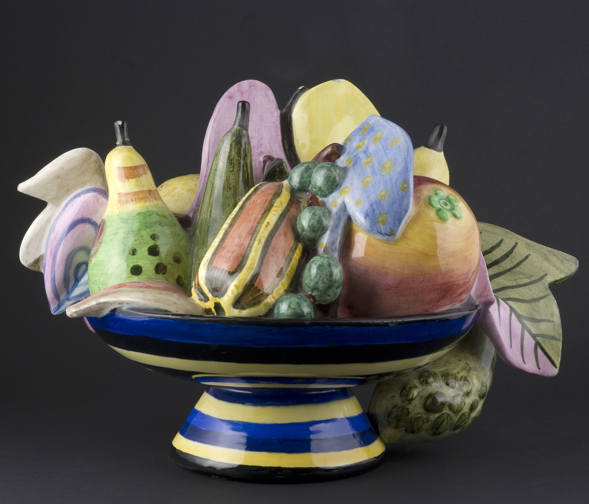 Vassoio con frutta, vassoio con frutta sopra (vassoio) di Sturani Mario, Fabbrica Lenci (anni trenta sec. XX)