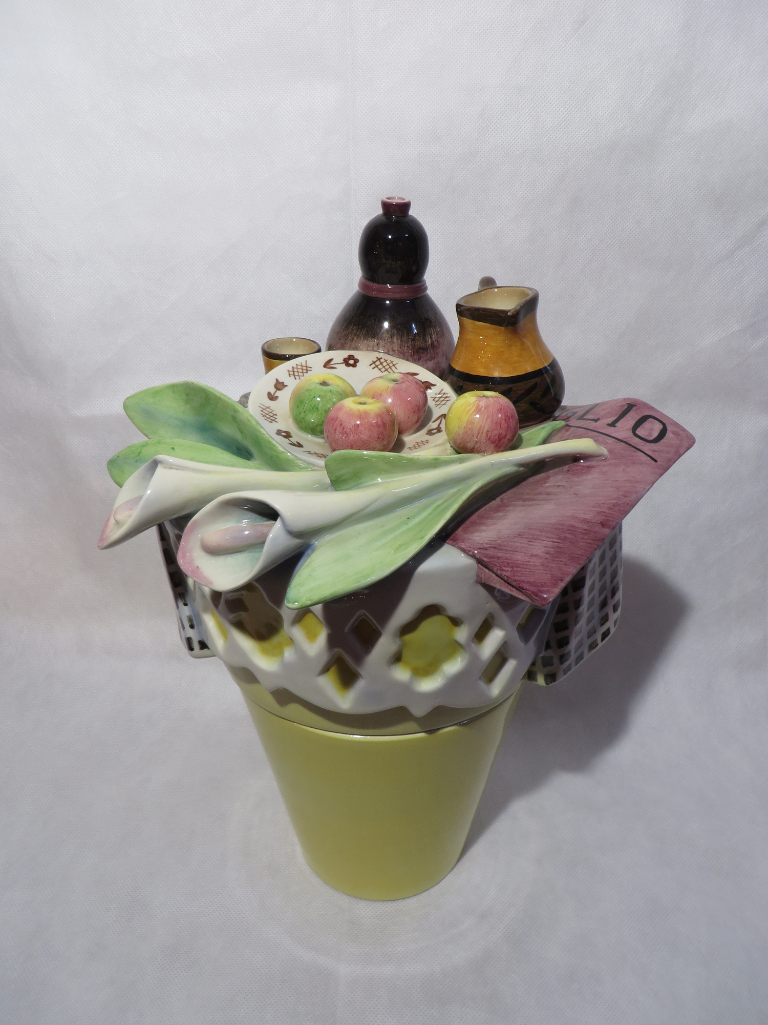 Vaso la Tavola, caraffa, frutta, fiori, piatto, bicchiere e tovaglia (vaso) di Sturani Mario, Fabbrica Lenci (anni trenta sec. XX)