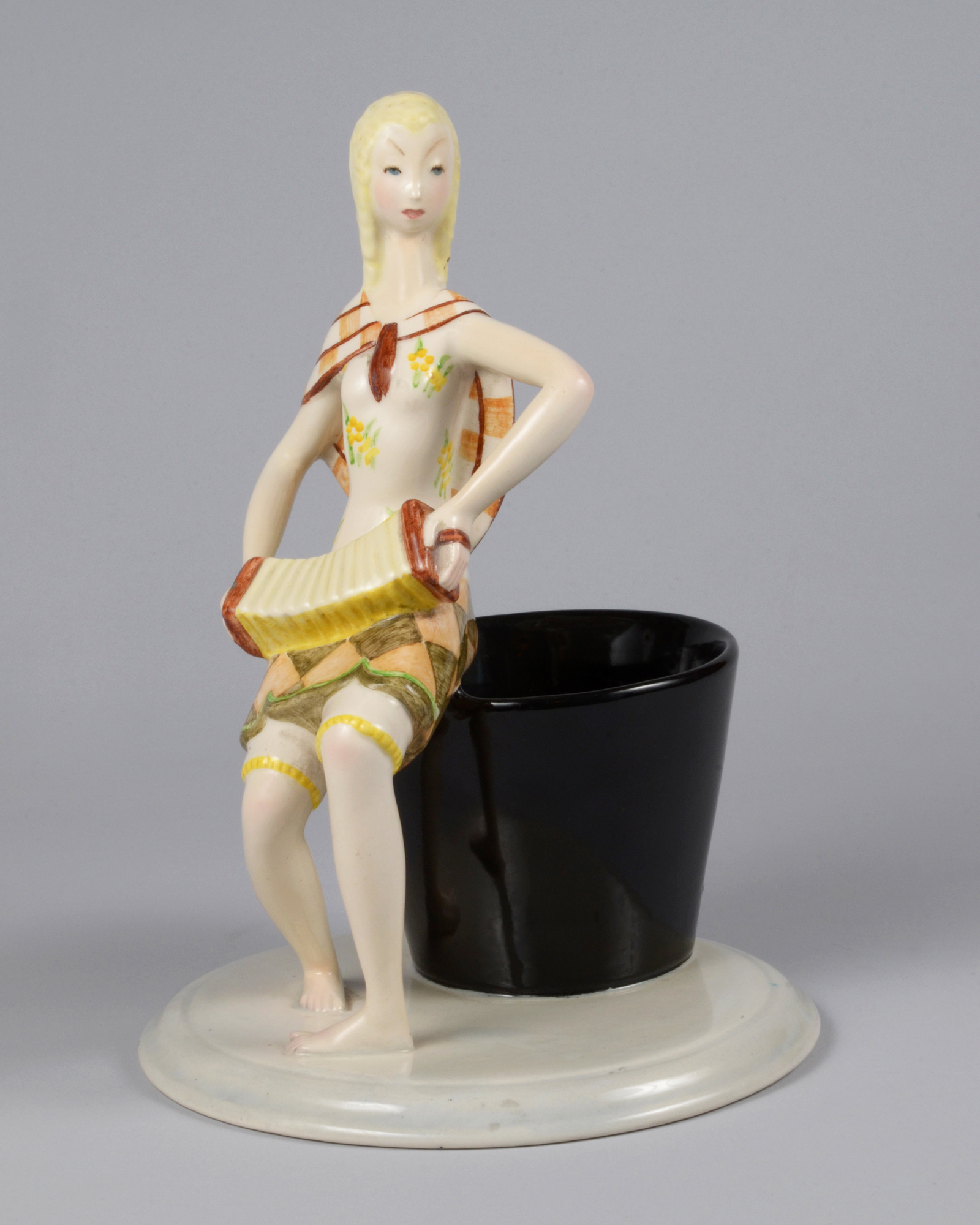 Vaso per cactus - Suonatrice di fisarmonica, figura femminile che suona la fisarmonica (vaso) di Sturani Mario, Fabbrica Lenci (anni trenta sec. XX)