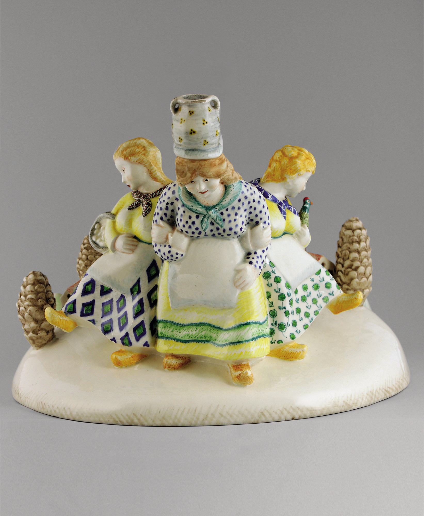 Le contadine, il ritorno dal mercato, tre figure femminili (statua) di Sturani Mario, Fabbrica Lenci (anni venti sec. XX)