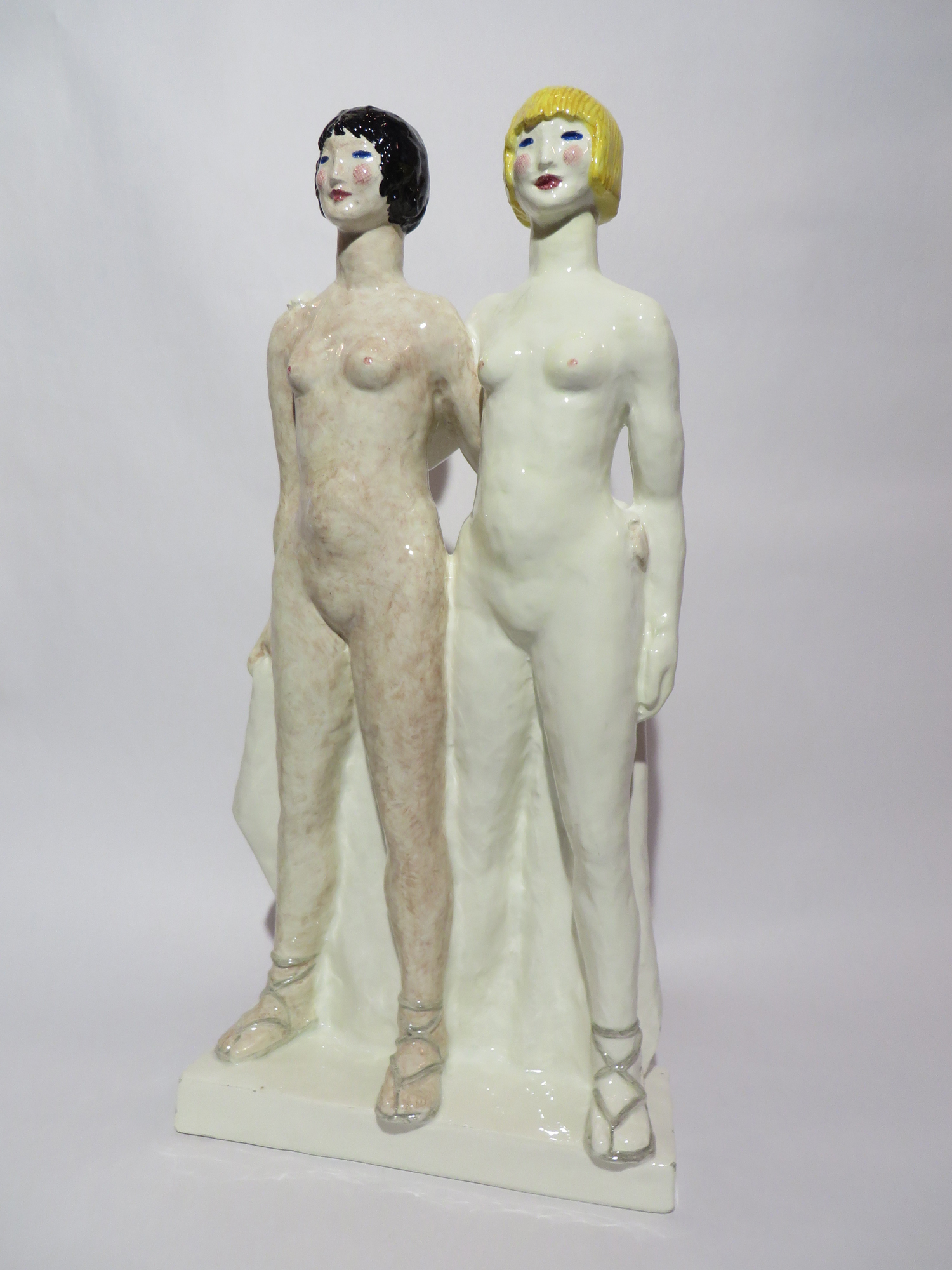 Le due sorelle, Due figure femminili intere nude (statua) di Chessa Luigi, Fabbrica Lenci (anni trenta sec. XX)