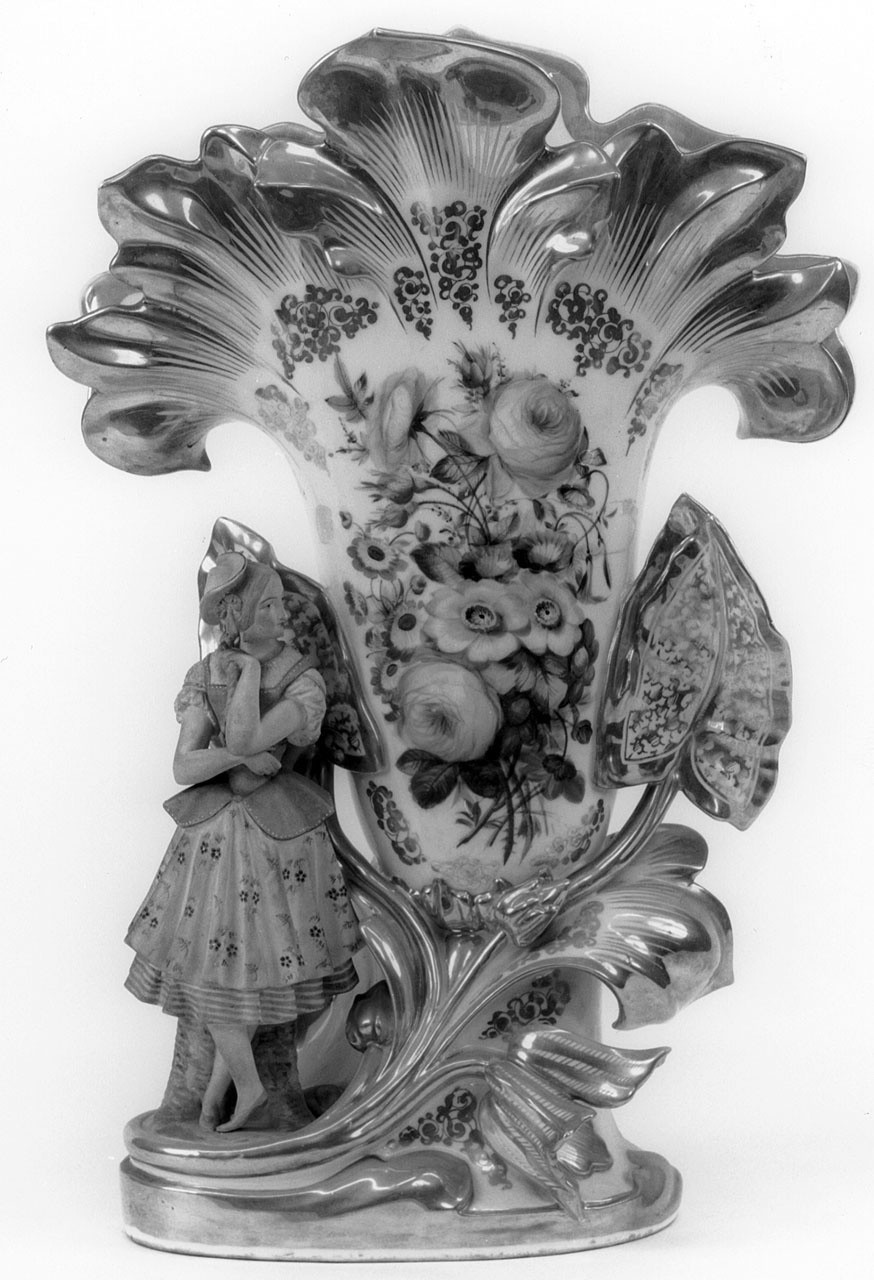 decoro floreale scultoreo, fiori dipinti in oro e bouquet in policromia entro cartella. Figura femminile a lato del vaso (vaso) - manifattura francese (metà XIX)