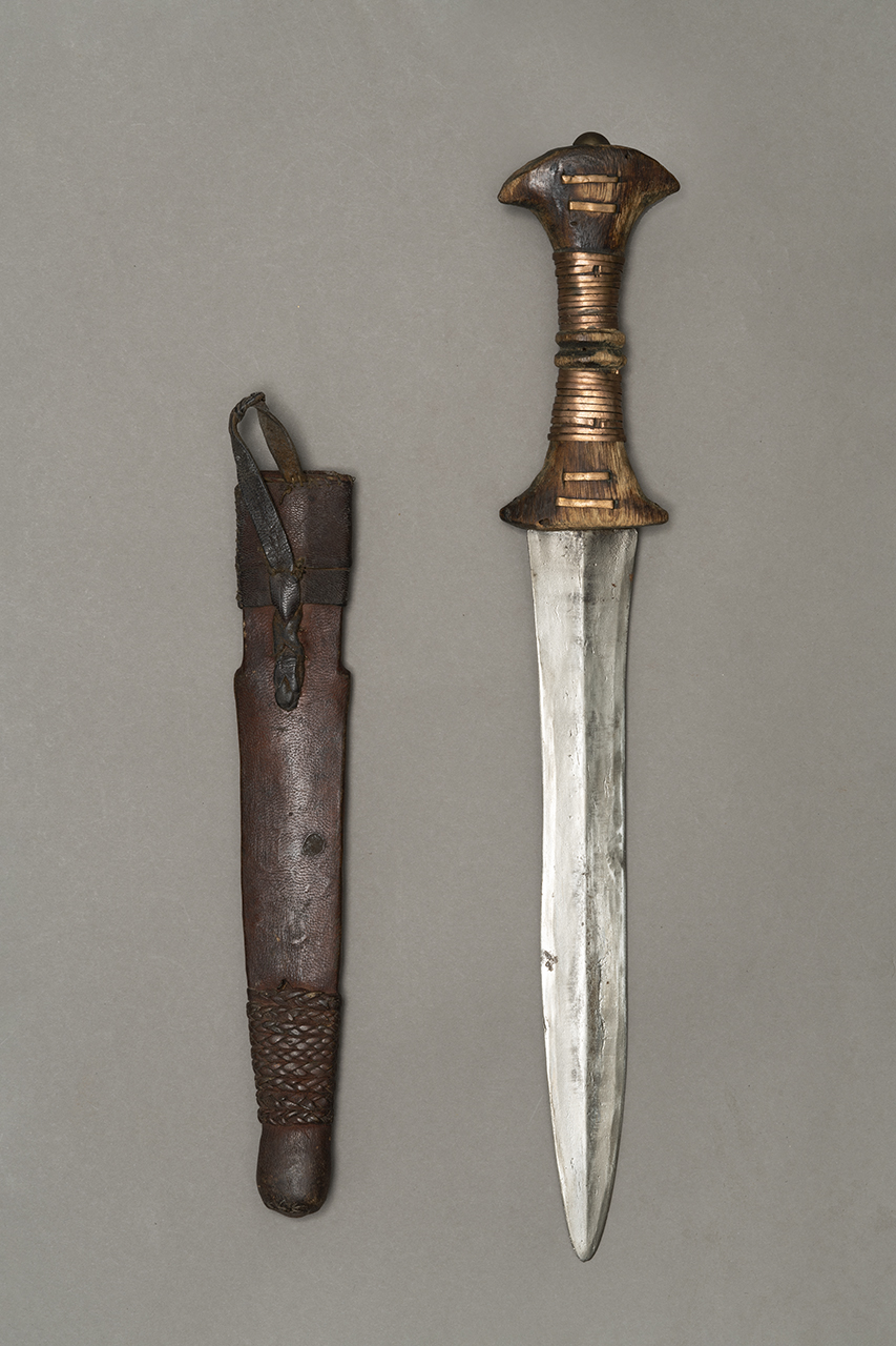 coltello e fodero, STRUMENTI E ACCESSORI/ ARMI E ARMATURE - Bangala