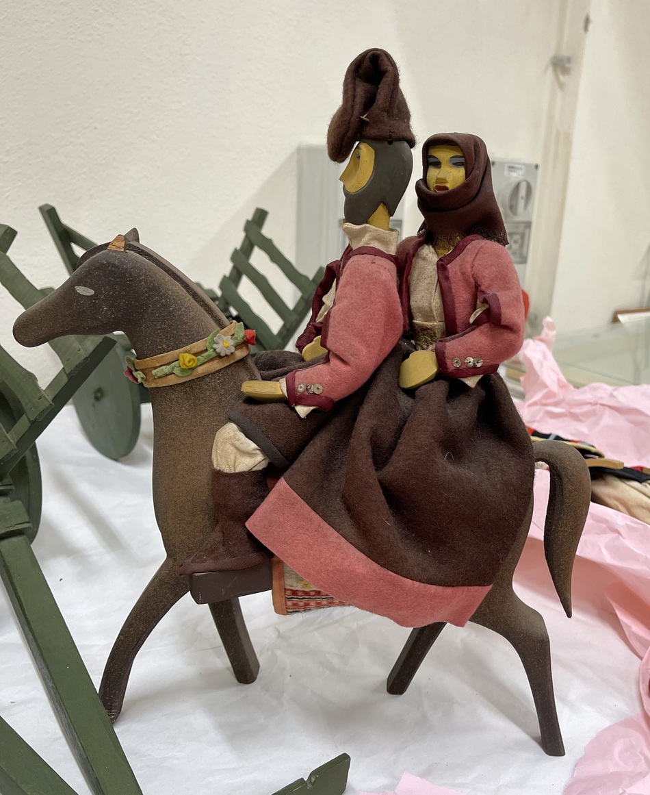gruppo a cavallo in abiti tradizionali, uomo e donna a cavallo in abito tradizionale sardo (gruppo di pupazzi) di Tavolara Eugenio (XX)