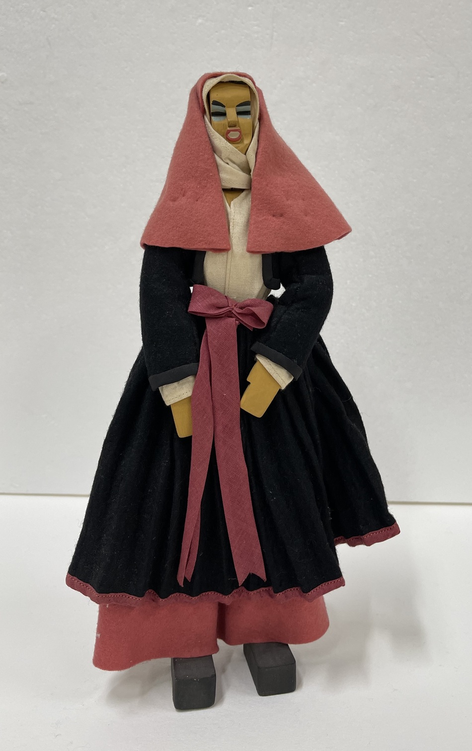 donna di Ollolai, figura femminile in abito tradizionale di Ollolai (pupazzo) di Tavolara Eugenio (XX)