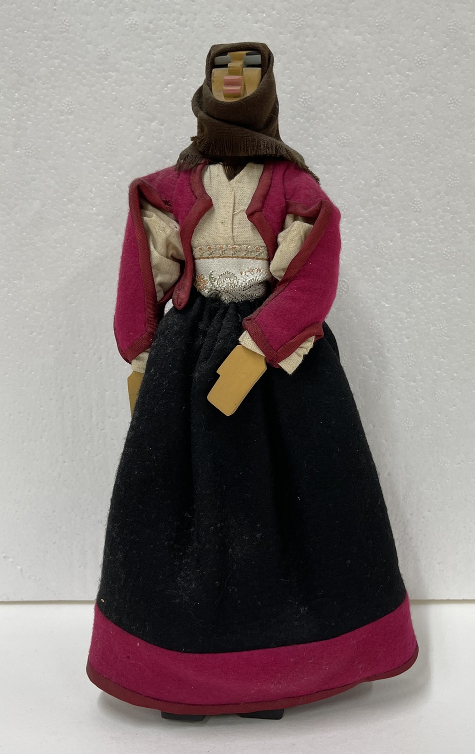 Donna di Bono, figura femminile in abito di Bono (pupazzo) di Tavolara Eugenio (XX)