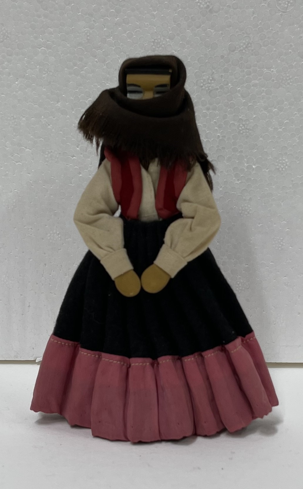 Bambina di Bono, figura di bambina in abito tradizionale di Bono (pupazzo) di Tavolara Eugenio (XX)