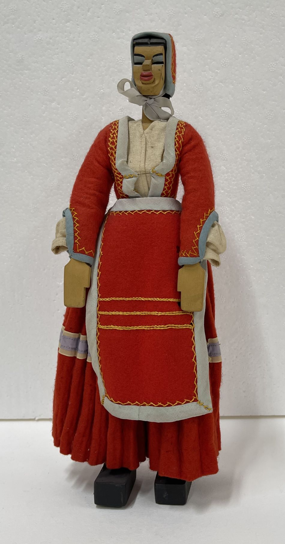Ragazza di Desulo, figura di ragazza in abito tradizionale di Desulo (pupazzo) di Tavolara Eugenio (XX)