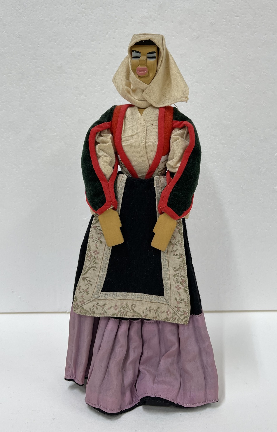 Donna di Bono, figura femminile in abito tradizionale di Bono (pupazzo) di Tavolara Eugenio (XX)