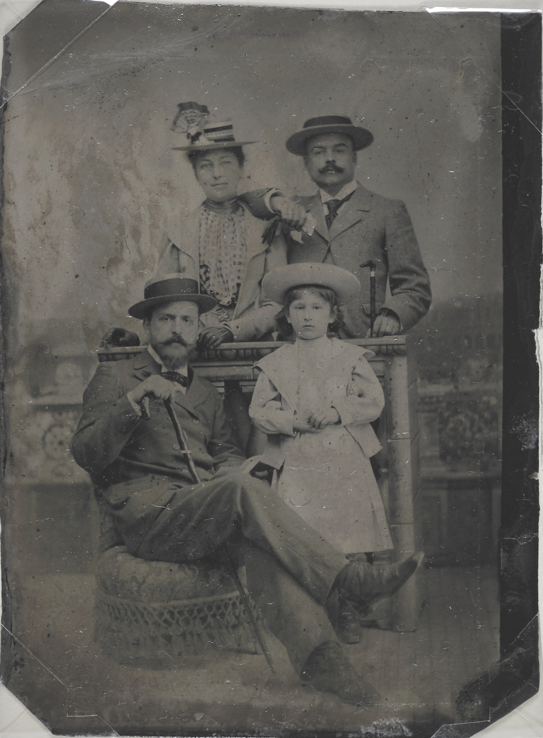 Ritratti fotografici - Persone - Donne - Uomini - Bambini (unicum) di Anonimo (fine/ inizio XIX-XX)