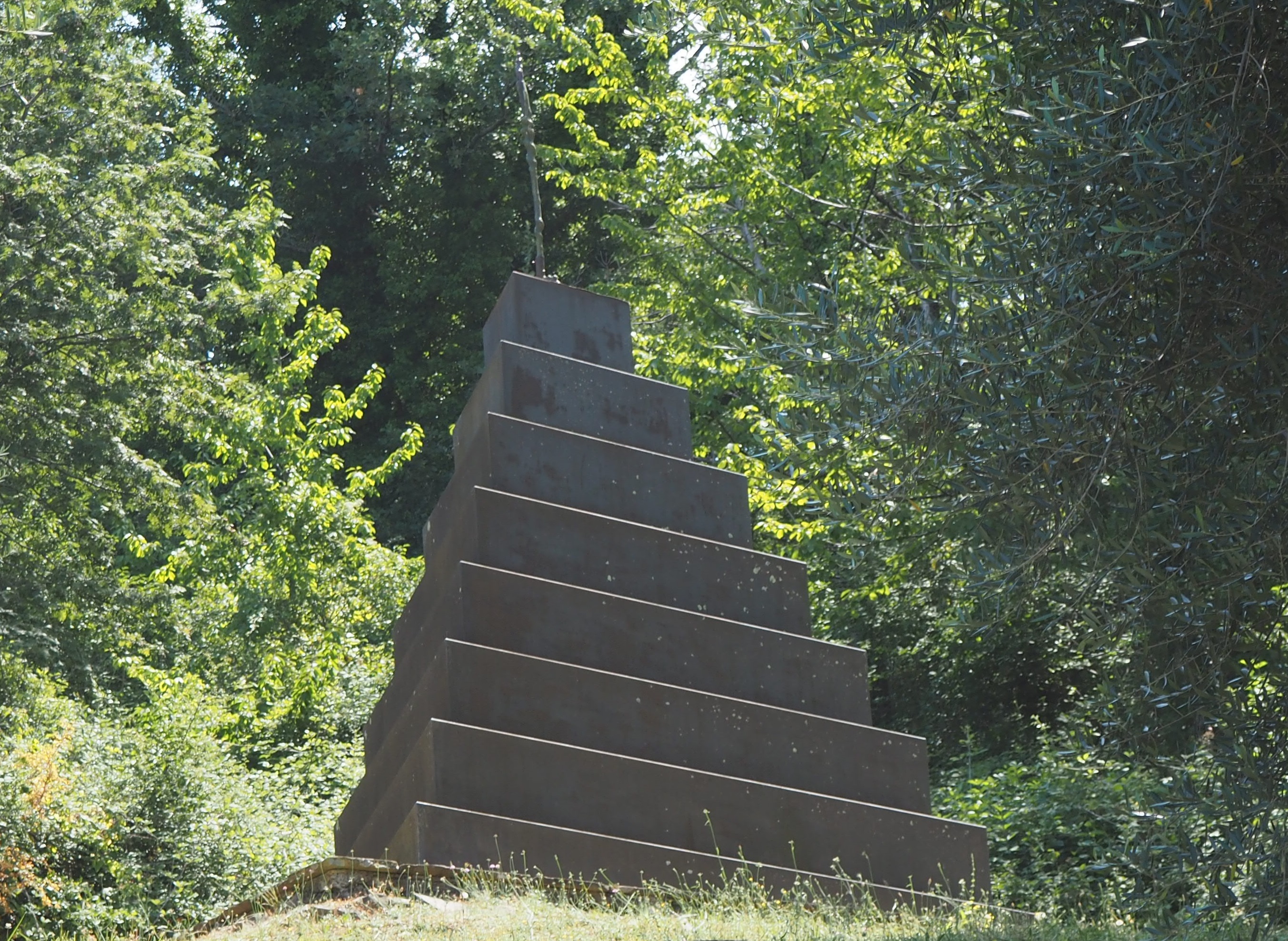 La piramide della donna sul nodo (installazione ambientale) di Spoerri Daniel (XX)