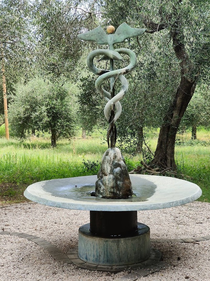 Fontana di Ermes (installazione ambientale) di Oppenheim Meret (XX)