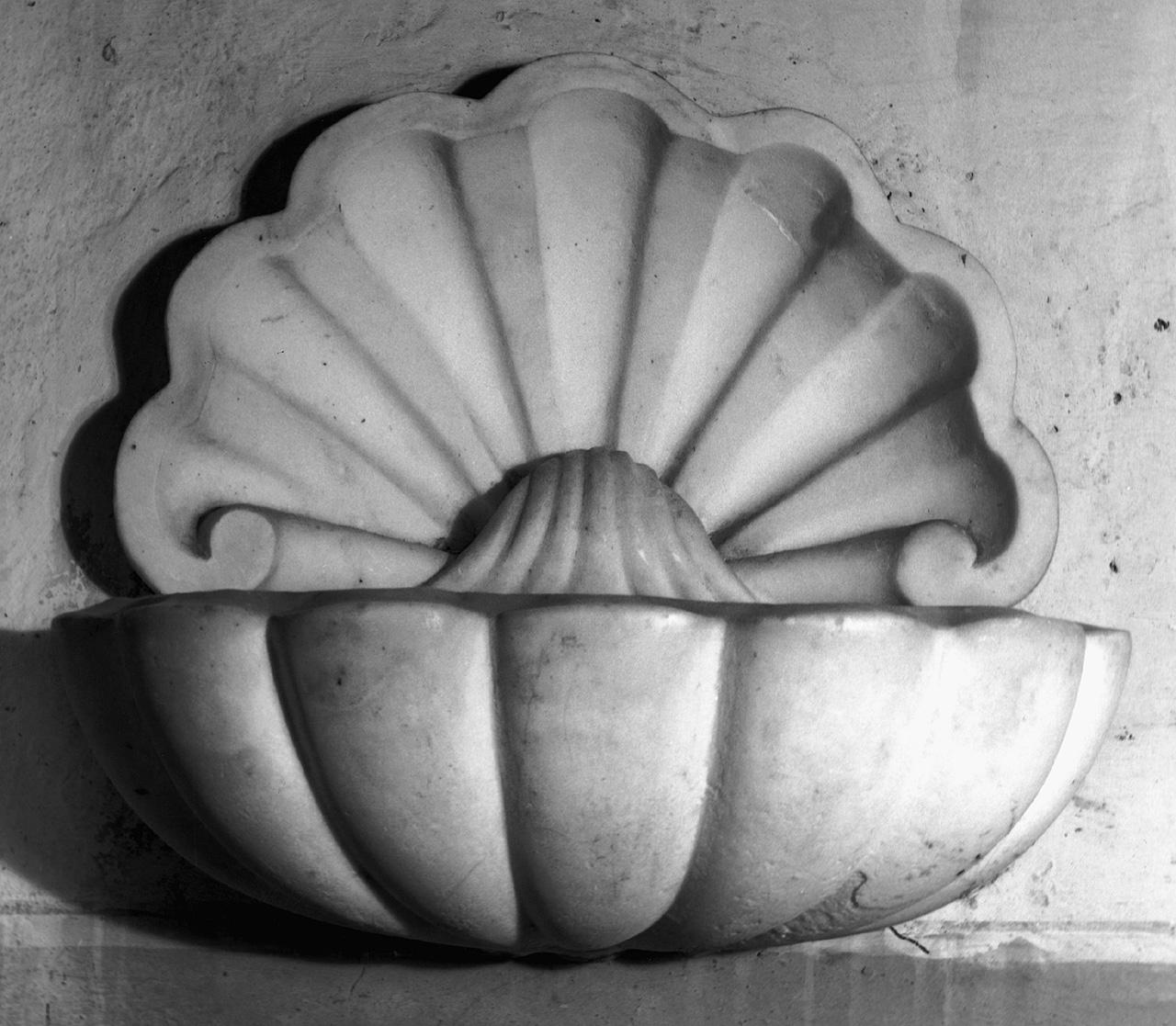 acquasantiera - a conchiglia - manifattura toscana (sec. XVIII)