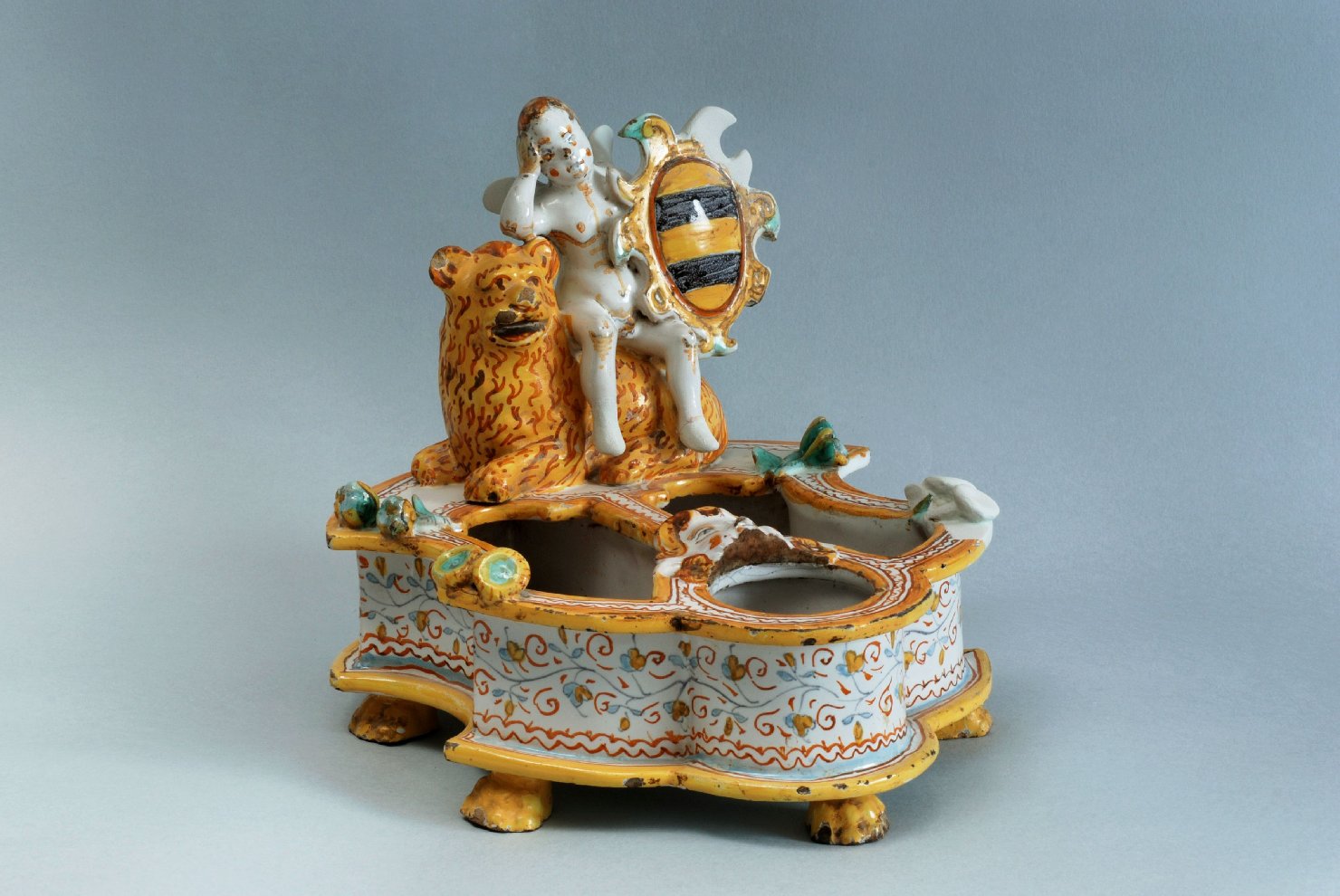 angelo che regge lo stemma Baldeschi (calamaio, opera isolata) - bottega derutese (seconda metà sec. XVIII)