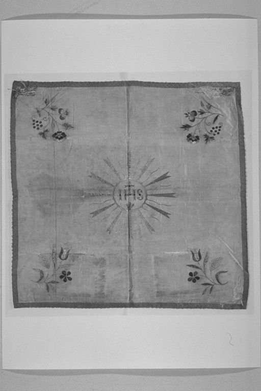 monogramma cristologico (velo di calice, opera isolata) - manifattura umbra (primo quarto sec. XX)