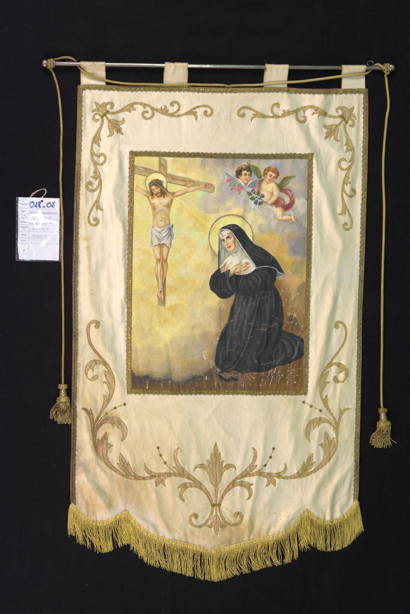 Santa Rita da Cascia riceve la stigma davanti al Crocifisso (stendardo processionale, opera isolata) - bottega Italia centrale (sec. XX)