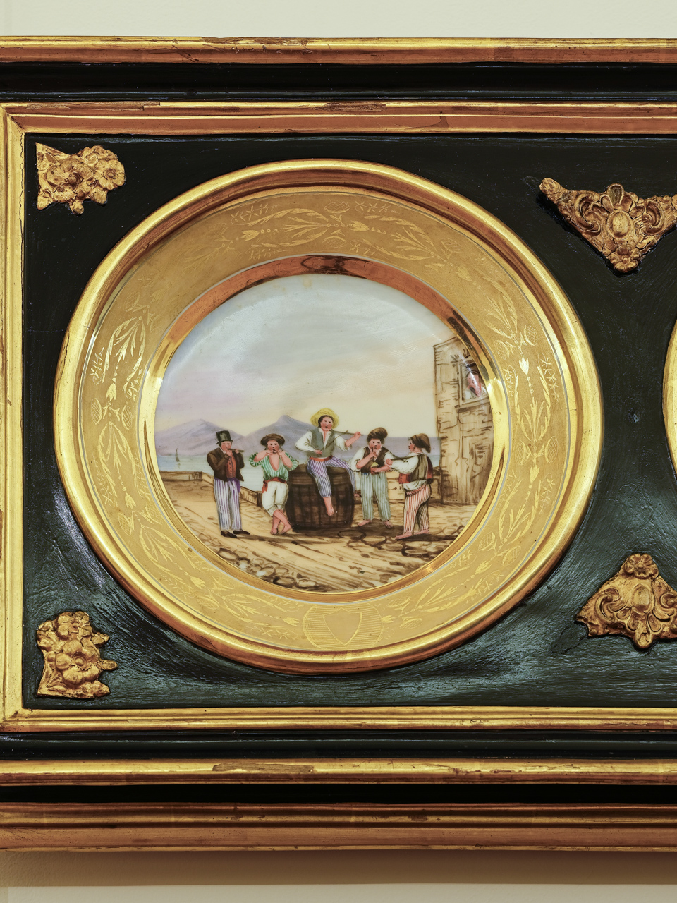 Suonatori (piatto) - manifattura di Capodimonte (seconda metà XIX)