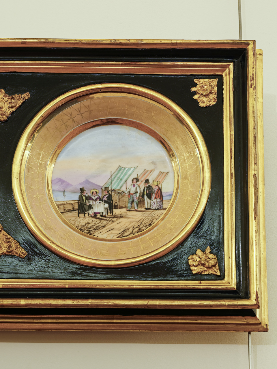 Venditore di pesce e famiglia che banchetta (piatto) - manifattura di Capodimonte (seconda metà XIX)