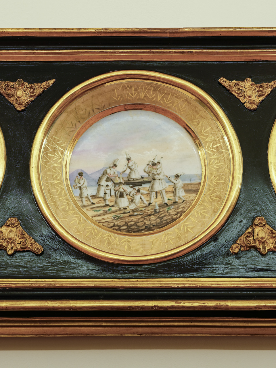 I pulcinella (piatto) - manifattura di Capodimonte (seconda metà XIX)