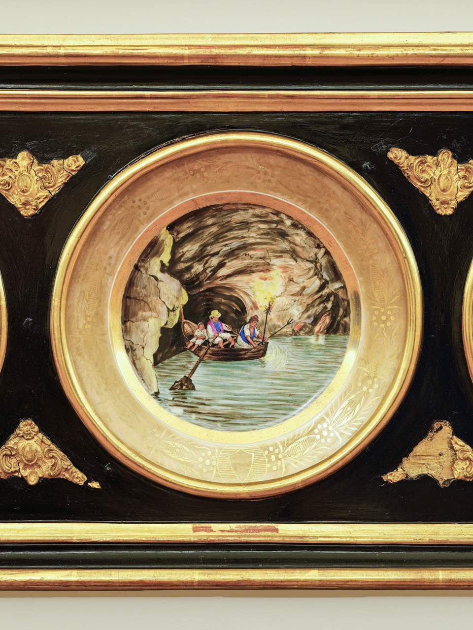 Pescatori (piatto) - manifattura di Capodimonte (seconda metà XIX)