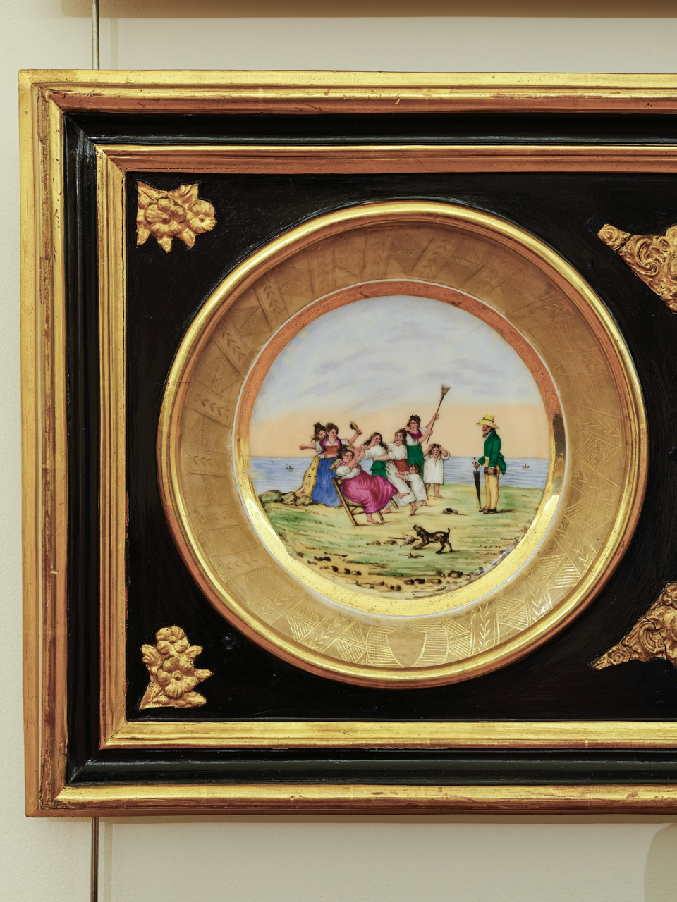 Donne spaventate dal cane (piatto) - manifattura di Capodimonte (seconda metà XIX)