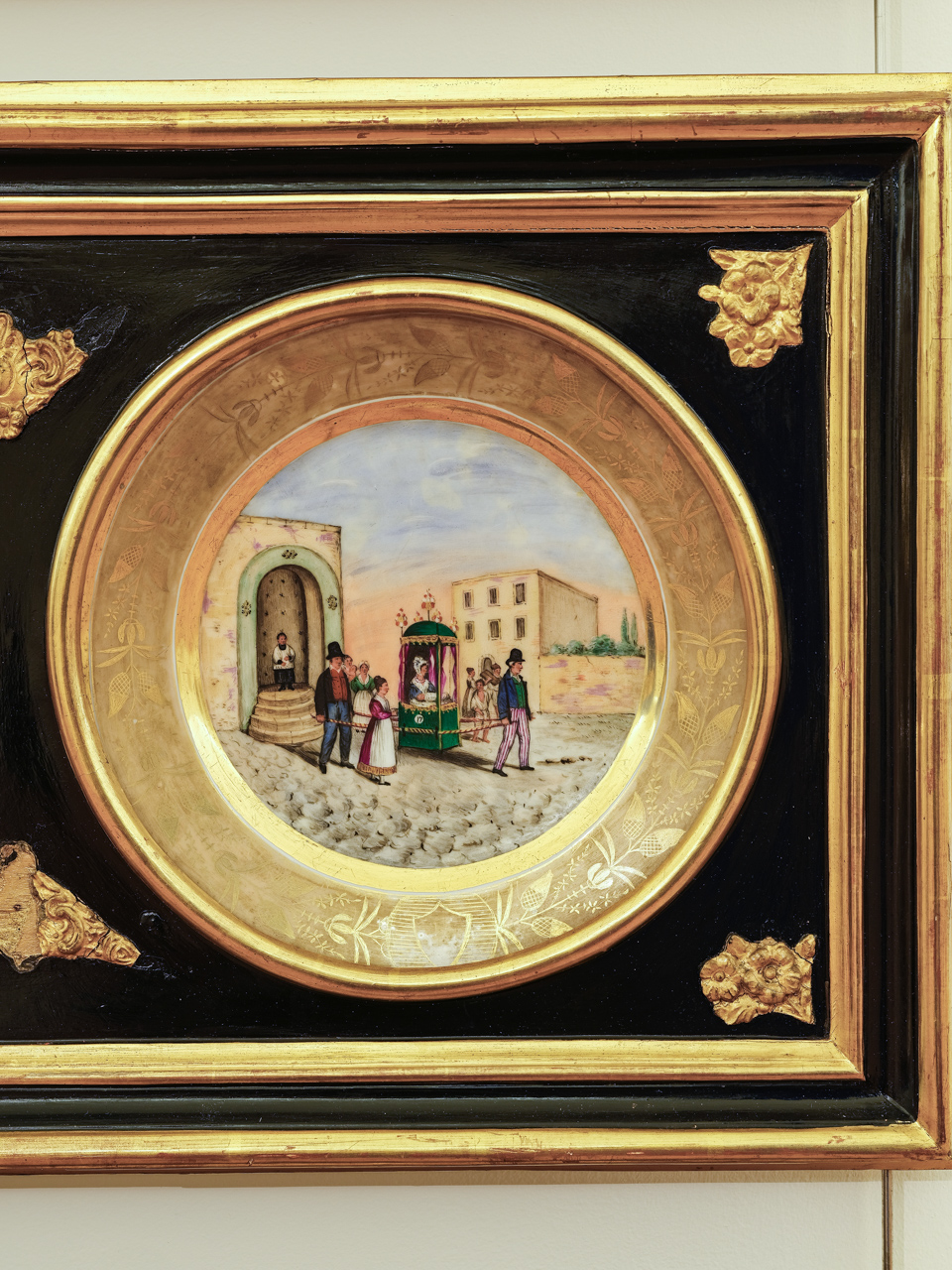 Donna in portantina (piatto) - manifattura di Capodimonte (seconda metà XIX)