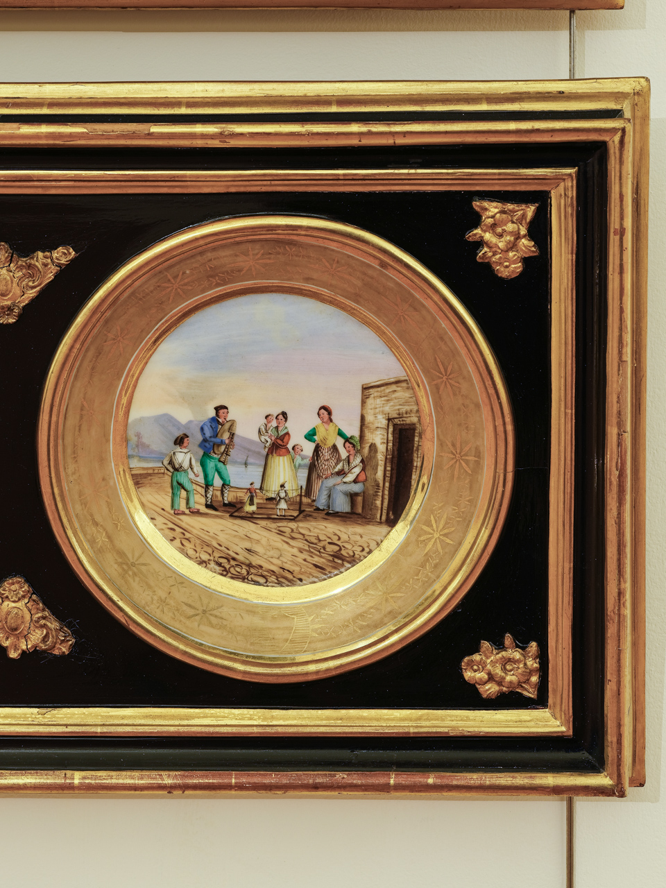 Spettacolo di marionette (piatto) - manifattura di Capodimonte (seconda metà XIX)