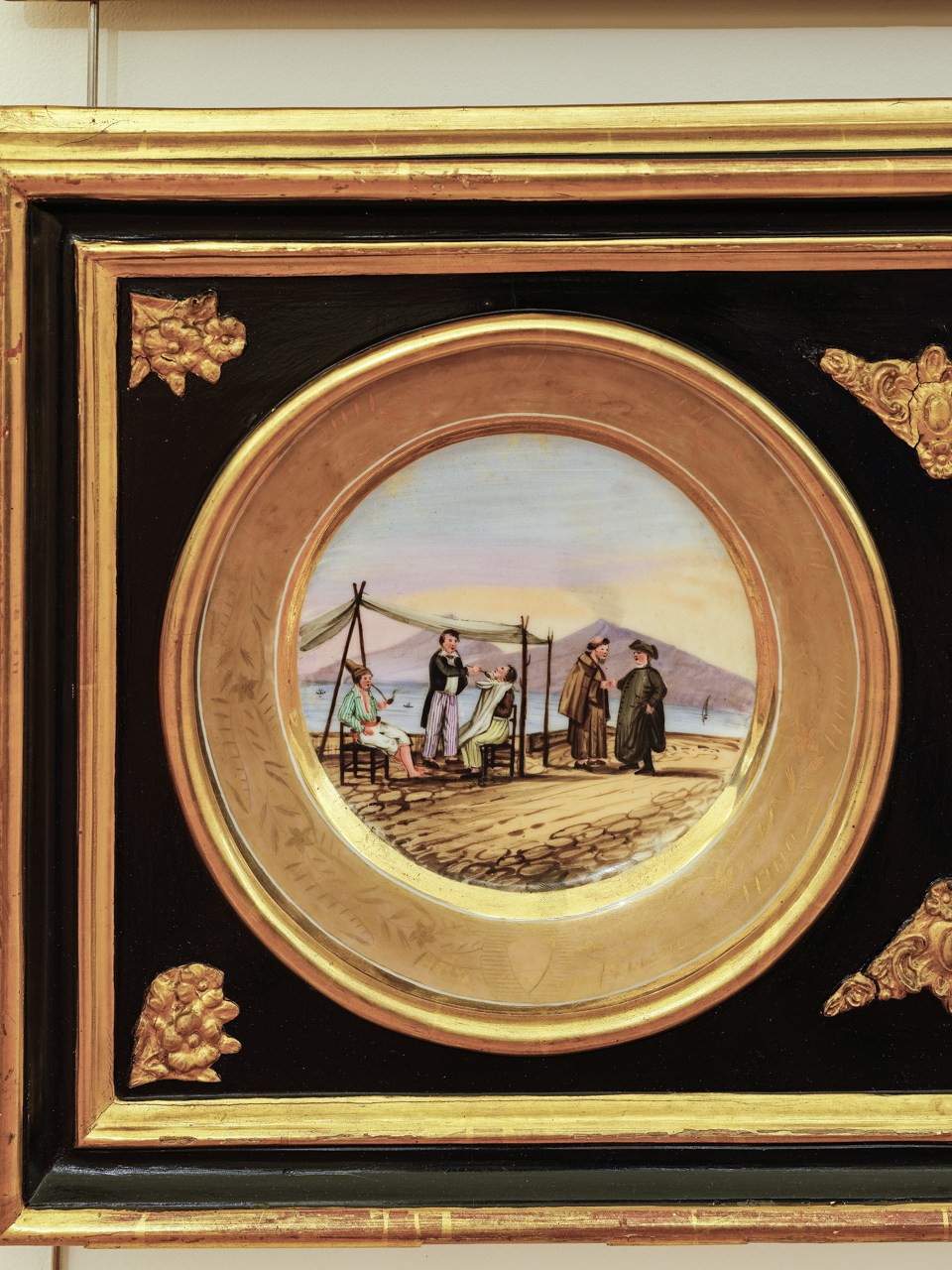 Il barbiere ambulante (piatto) - manifattura di Capodimonte (seconda metà XIX)
