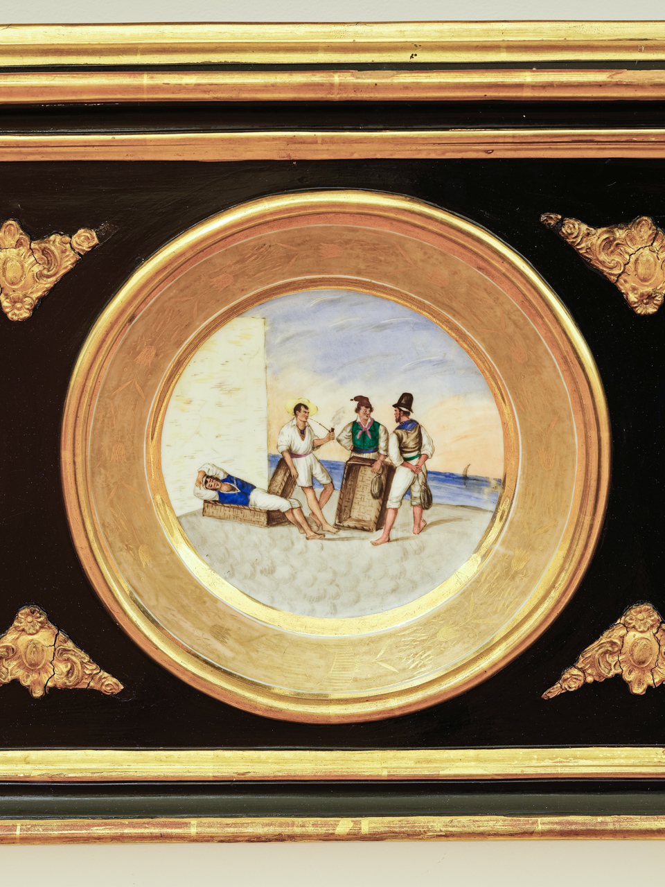 Pescatori che discutono (piatto) - manifattura di Capodimonte (seconda metà XIX)