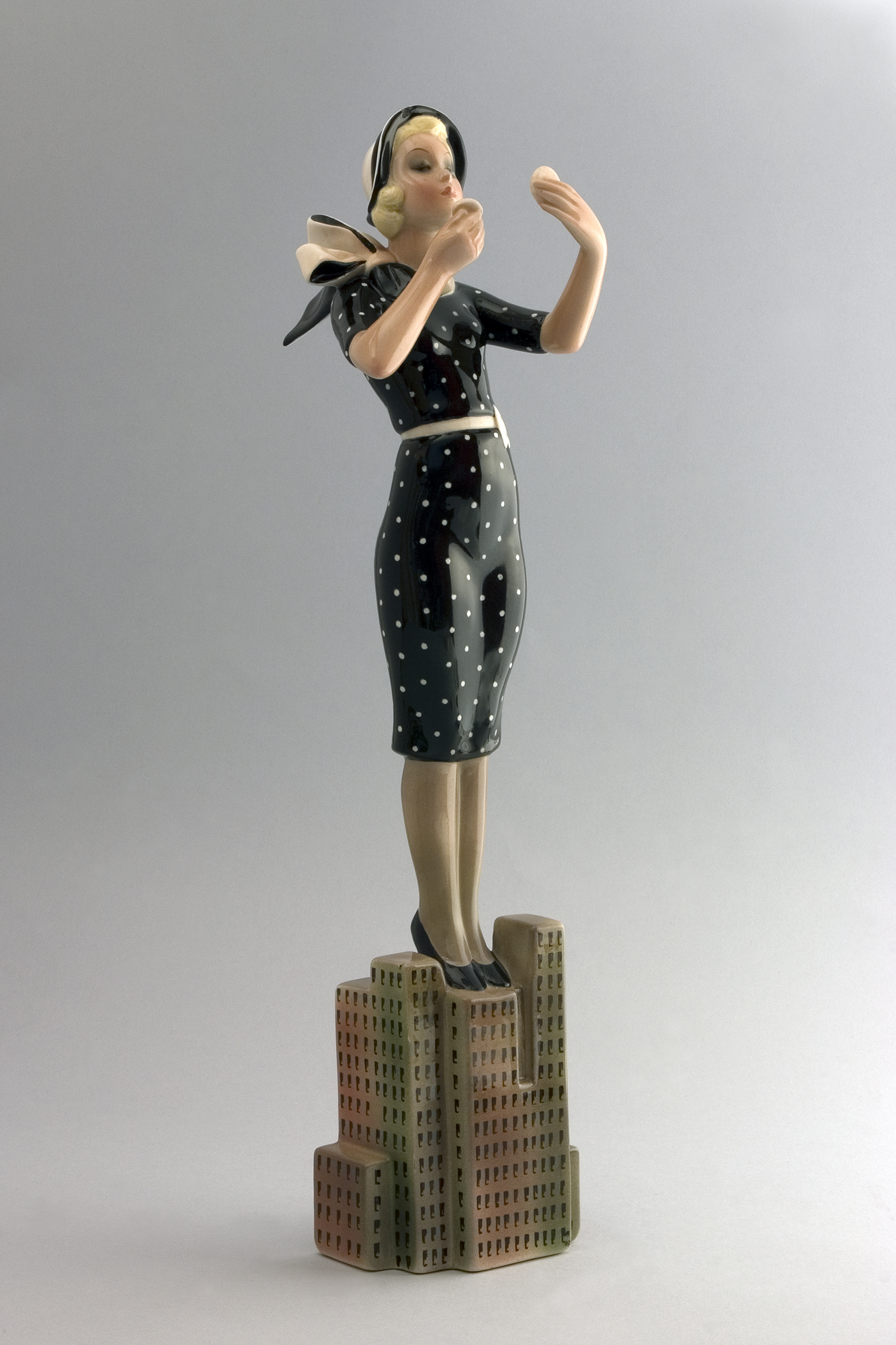 Il grattacielo - Ultimo tocco, Figura femminile intera sopra un grattacielo (scultura) di Fabbrica Lenci, Jacopi Abele (anni trenta sec. XX)