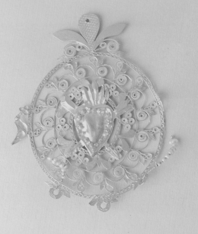 il Sacro Cuore con motivi decorativi geometrici e vegetali (pendente, serie) - bottega sarda (XIX)