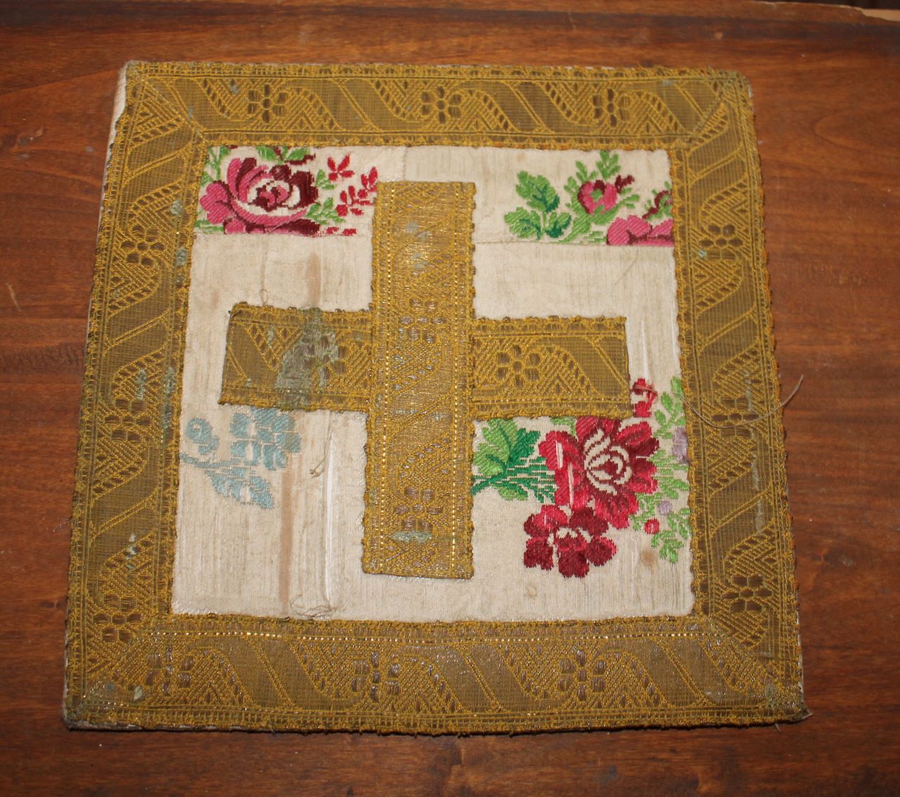 croce con motivi decorativi floreali (borsa) - manifattura italiana (prima metà XIX)