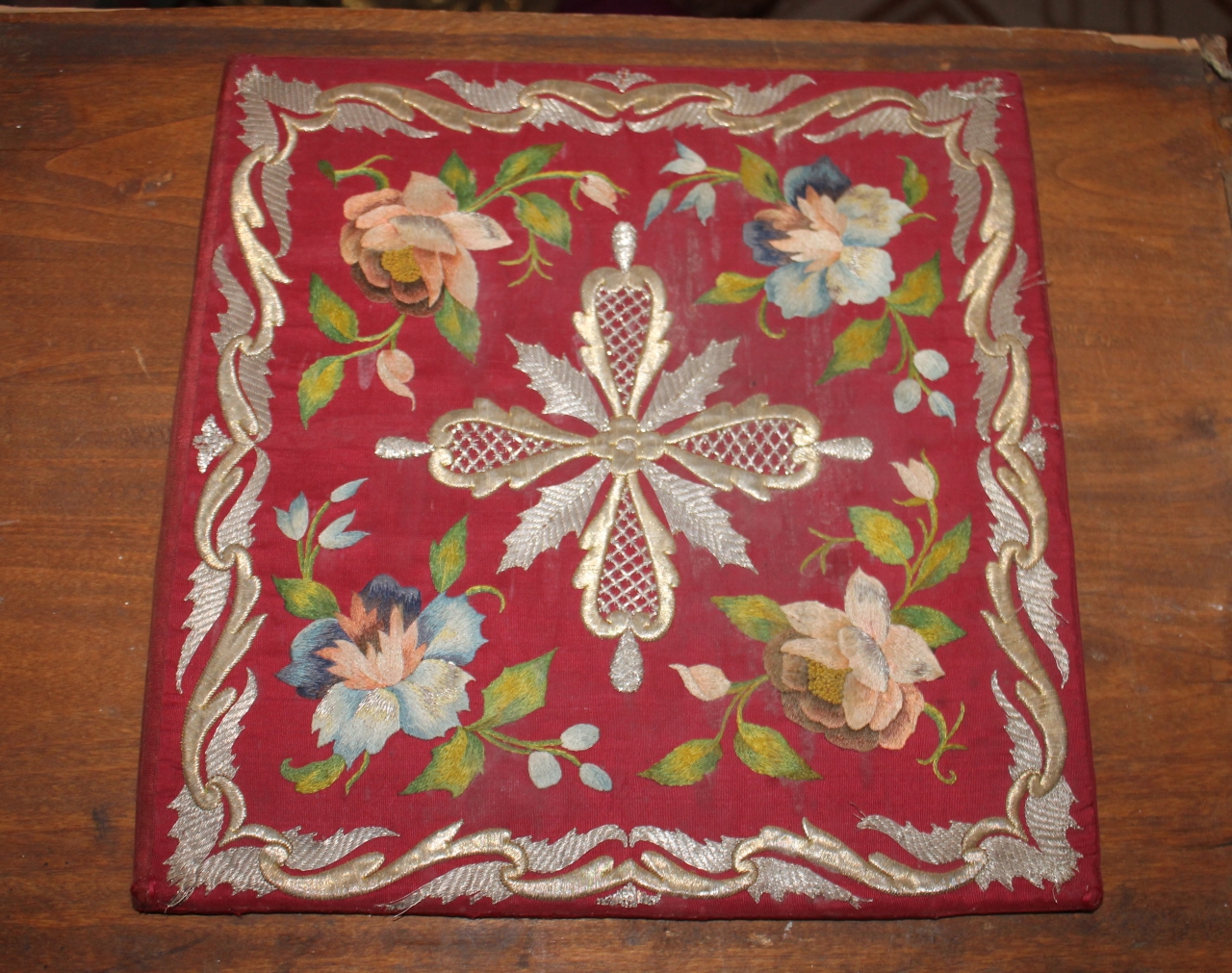 croce con motivi decorativi vegetali e floreali (borsa) - manifattura italiana (prima metà XIX)