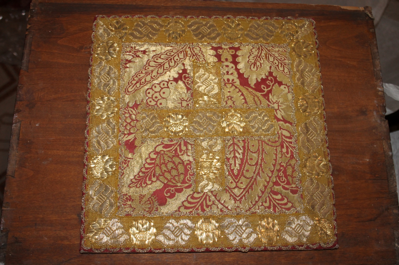 croce con motivi decorativi vegetali (borsa) - manifattura italiana (primo quarto XVIII)