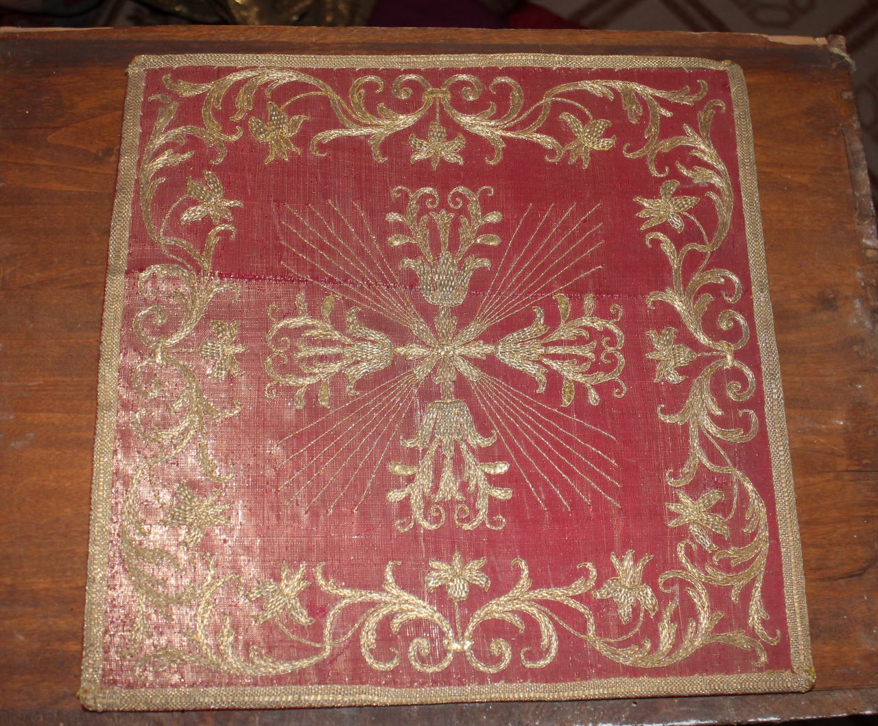 croce con motivi decorativi vegetali (borsa) - manifattura italiana (fine XVIII)