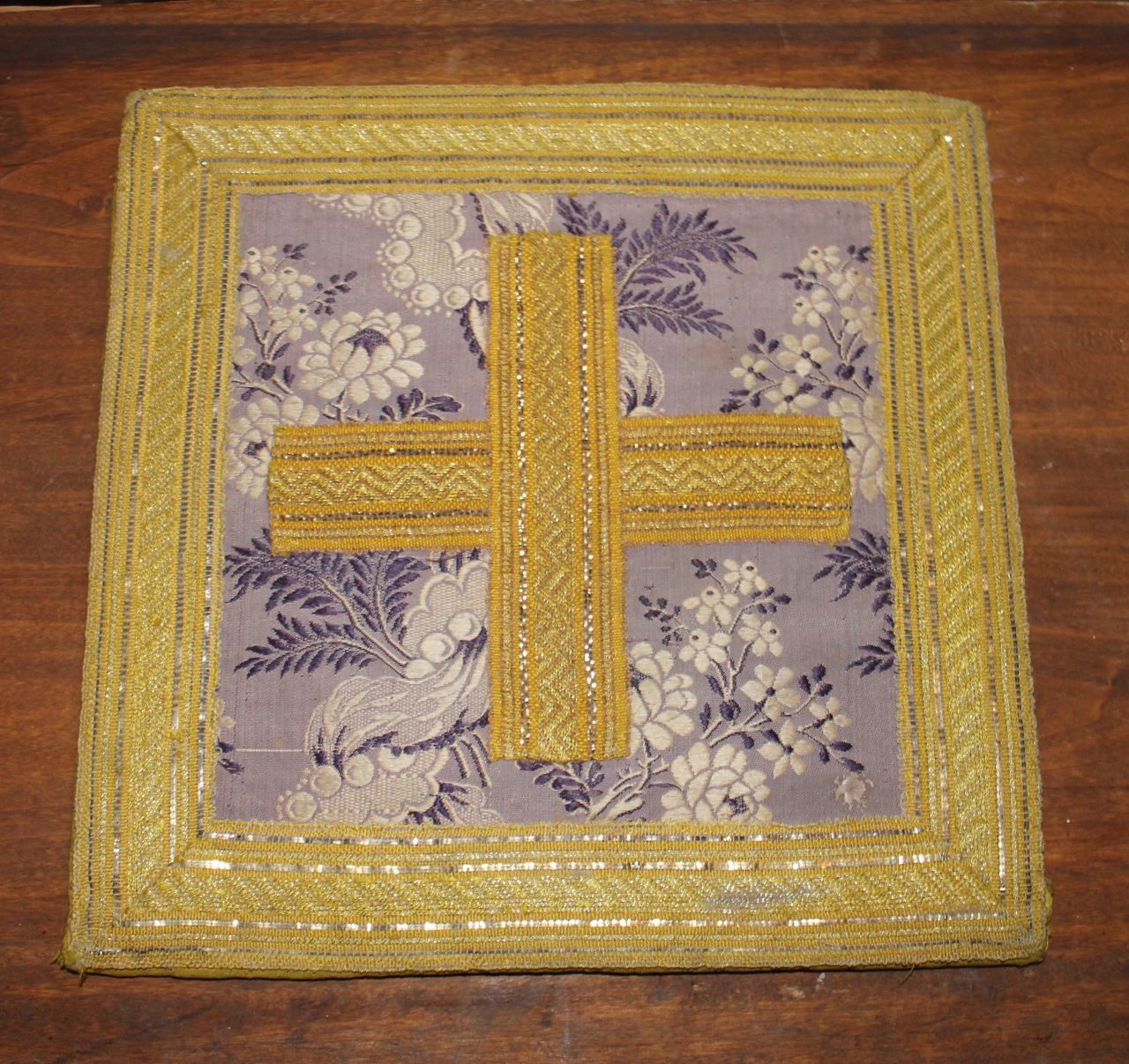 croce con motivi decorativi floreali (borsa) - manifattura francese (terzo quarto XVIII)