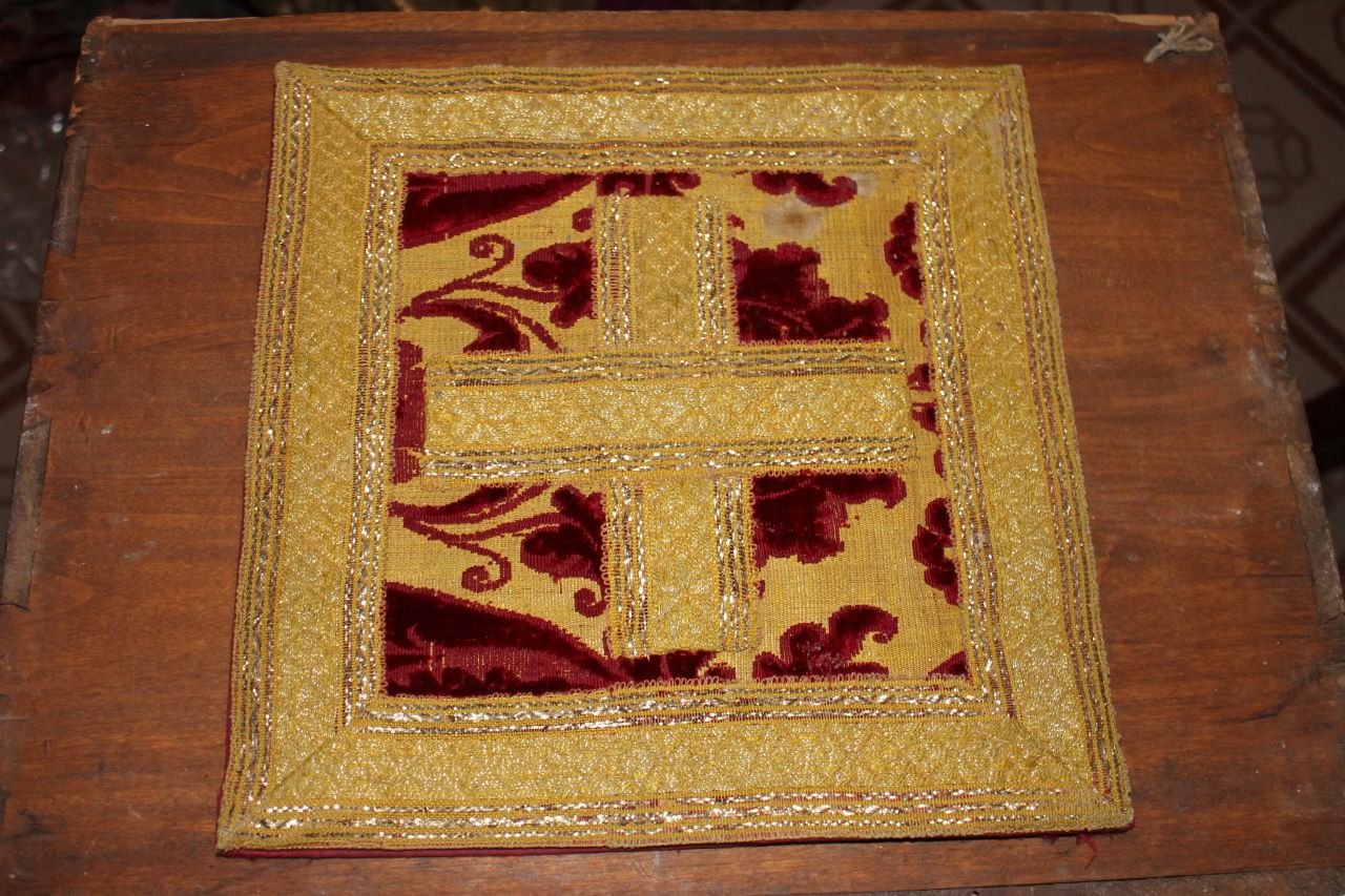 croce con motivi decorativi floreali (borsa) - manifattura italiana (fine XVIII)