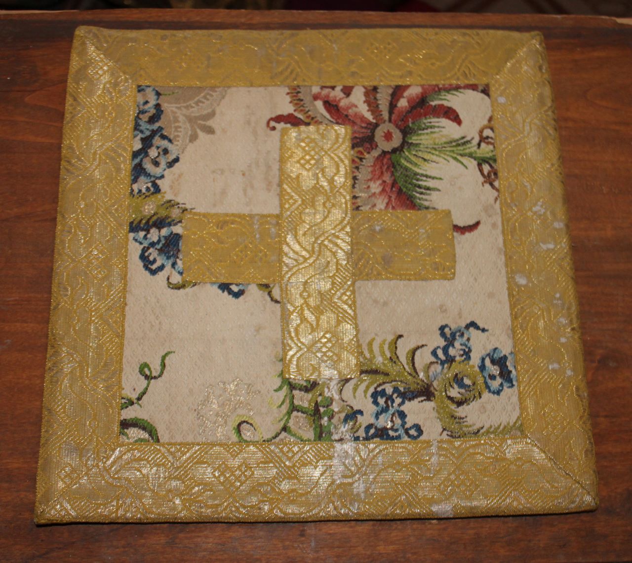 croce con motivi decorativi vegetali (borsa) - manifattura italiana (metà XVIII)