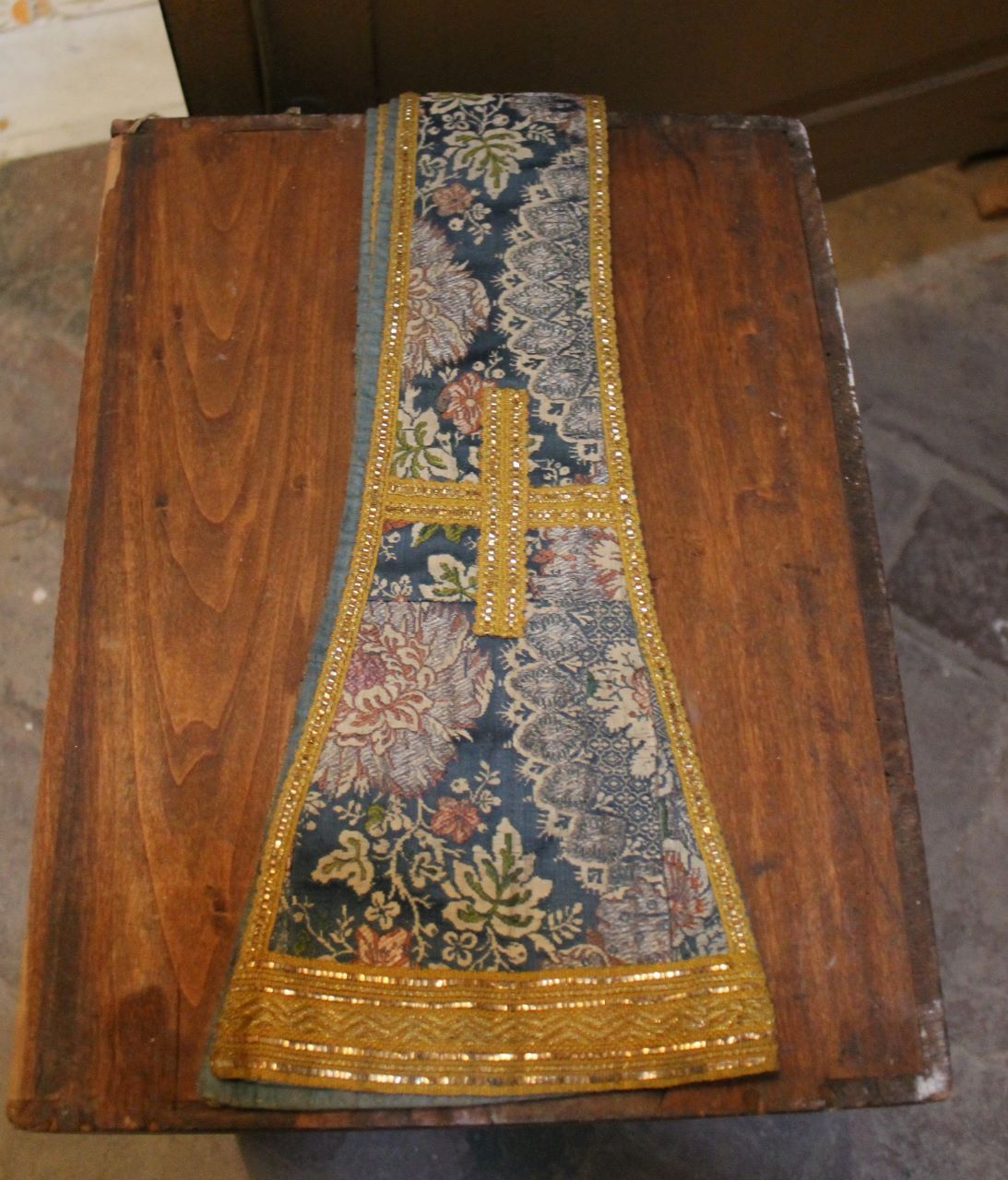 croci con motivi decorativi vegetali (stola) - manifattura italiana (primo quarto XVIII)