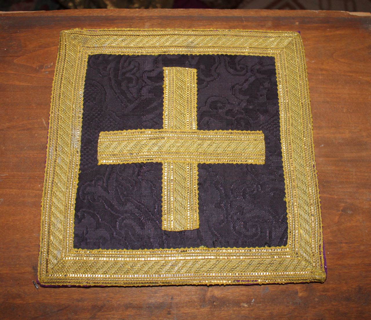 croce con motivi decorativi vegetali (borsa) - manifattura italiana (seconda metà XVI)