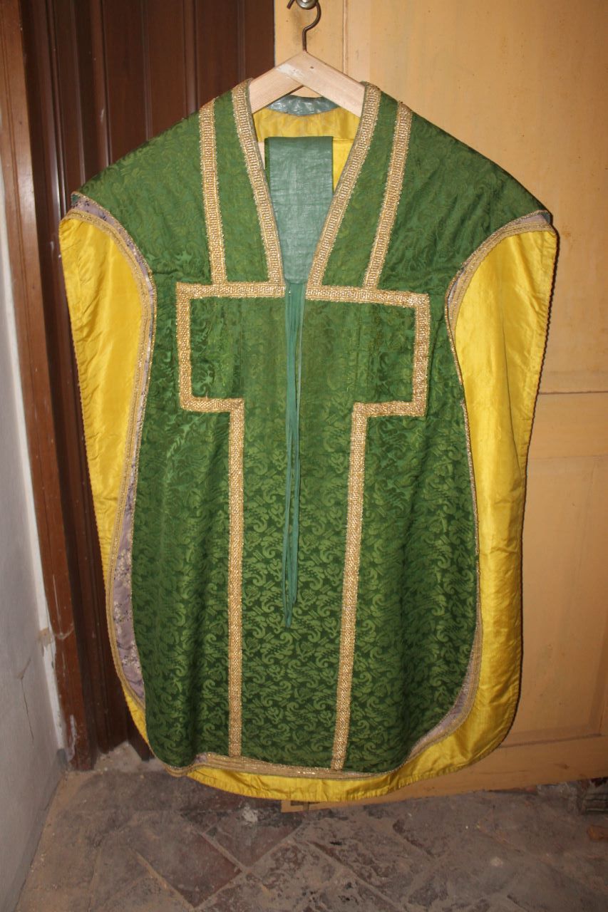 croce con motivi decorativi vegetali e stemma (pianeta) - manifattura lucchese (XVIII)