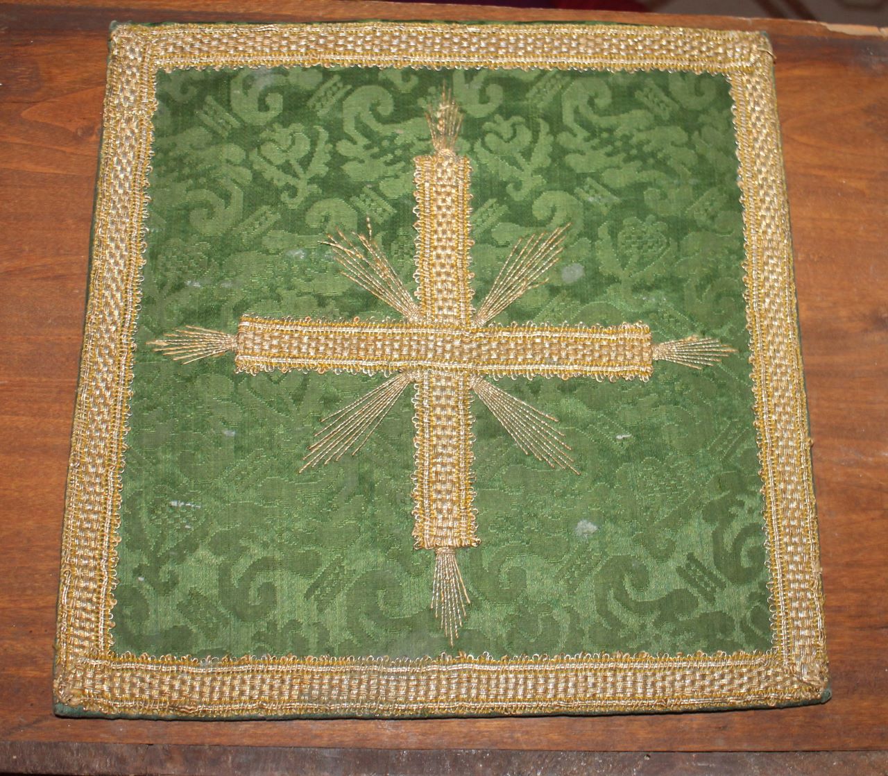 croce con motivi decorativi vegetali (borsa) - manifattura lucchese (XVIII)