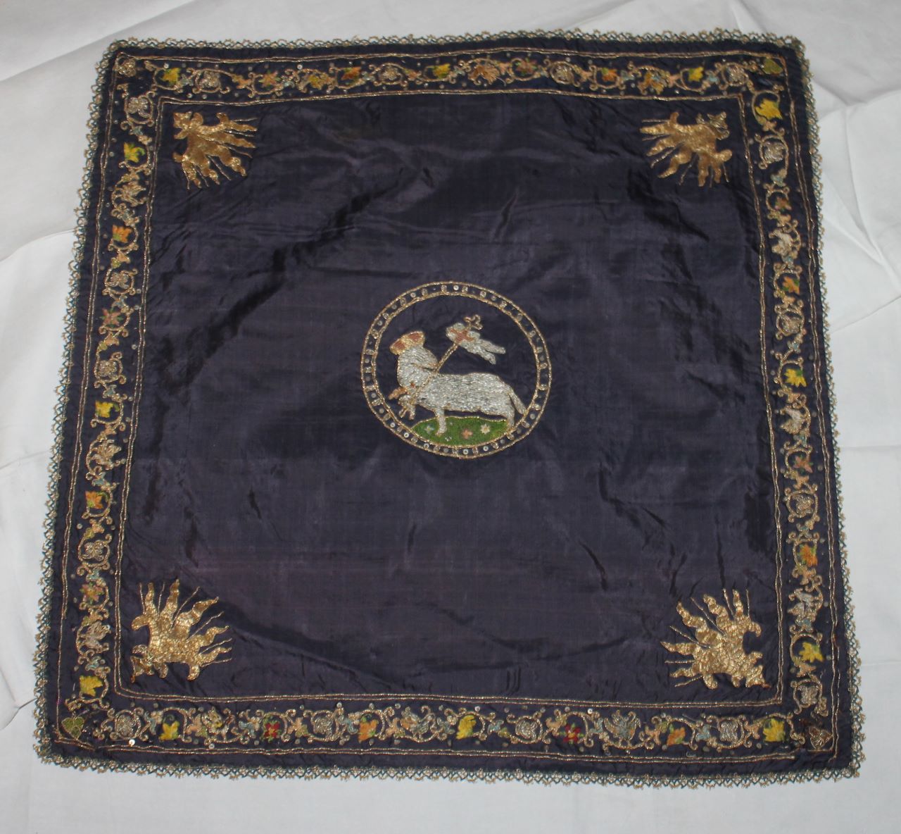 Agnus Dei con fiammelle e ramo fiorito (velo di calice) - manifattura italiana (fine XVIII)