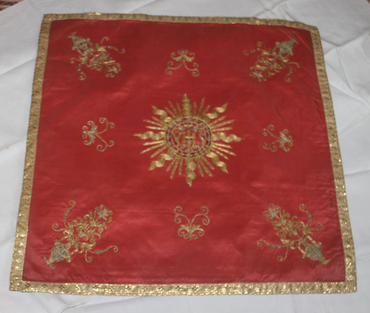 trigramma bernardiniano con rami fioriti e volute vegetali (velo di calice) - manifattura italiana (fine XVIII)