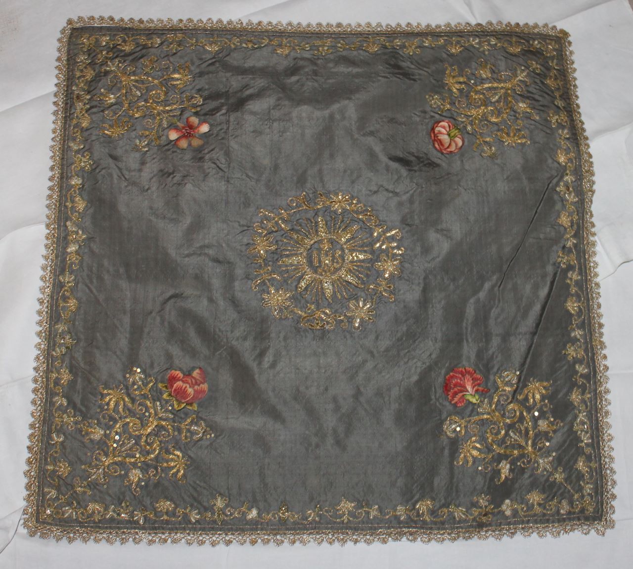 trigramma con motivi decorativi floreali (velo di calice) - manifattura italiana (XVIII)