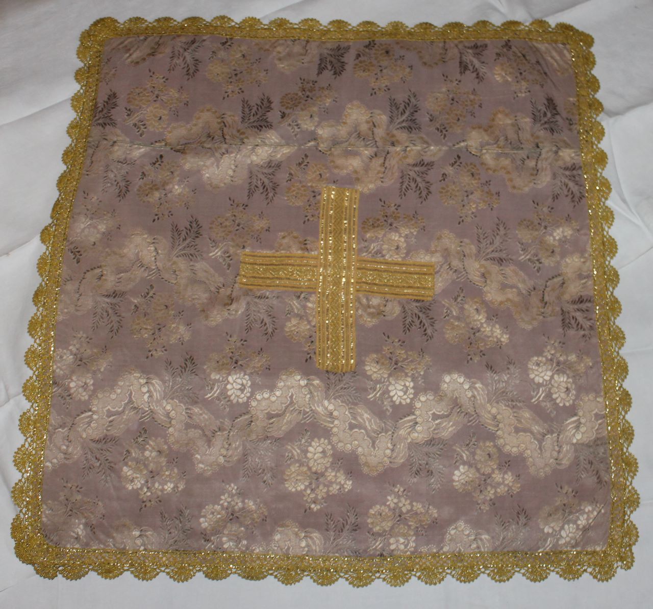 croce con motivi decorativi floreali (velo di calice) - manifattura francese (terzo quarto XVIII)