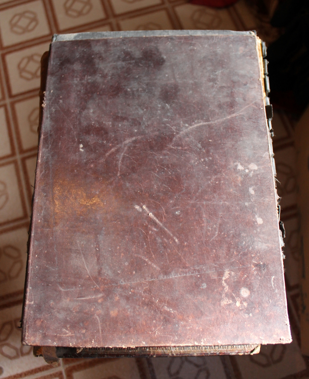 scheletro con falce e clessidra, Crocifissione con Maria, San Giovanni e Maria Maddalena (coperta di libro liturgico) di Balleoni Paolo (bottega) (XIX)